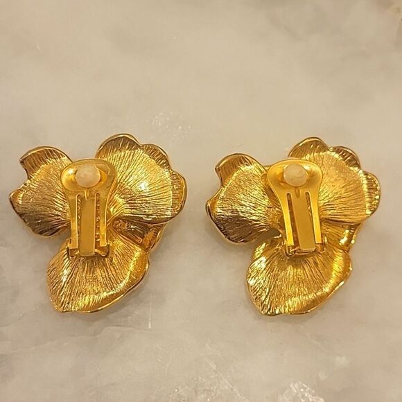 NEW Kenneth Jay Layne Beige Gold Crystal Pave Retro Clip on Flower Earrings - Picture 5 of 9